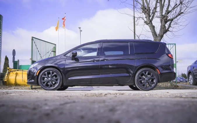 Chrysler Pacifica cena 104700 przebieg: 197000, rok produkcji 2018 z Białystok małe 497